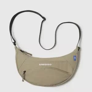 엄브로 공용 에센셜 포켓 호보백 B1 UR123CBG11 BEI BLK MNT