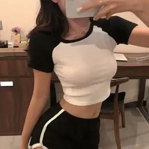 스타일핏 나그랑 배색 크롭 티