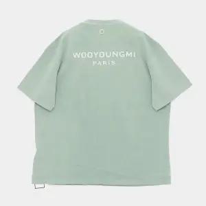 우영미 26SS 백로고 프린트 반팔 남성 티셔츠 W261TS07783M