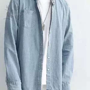 남성 연청 색상 긴소매 앞단추 여밈 가슴 포켓 달린 넉넉한 핏 봄 여름 가을