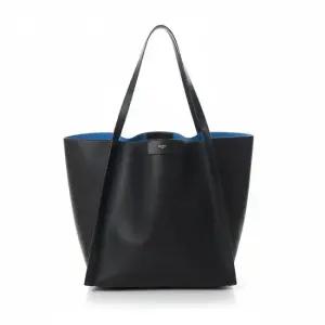 셀린느 26SS MEDIUM CUBE BAG IN SUPPLE CALFSKIN 123422T83 38NO) 카프스킨 미디엄 큐브 백)