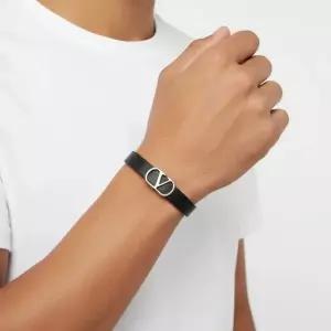 발렌티노 8Y2J0X63 GMY 0NO J0X63 GMY 0NO) 가라바니 V로고 가죽 팔찌