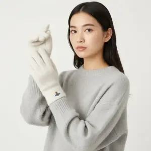비비안웨스트우드 패세라 FW25 여성 플러피 장갑 8202003B K006A A401