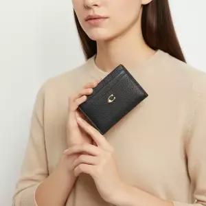 코치 패세라 FW25 여성 에센셜 카드지갑 CM436 B4BK