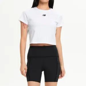 뉴발란스반팔티 LQJ NBNEF2W012-10 WOMEN 에센셜 중앙로고 반팔티 (SLIM FIT)