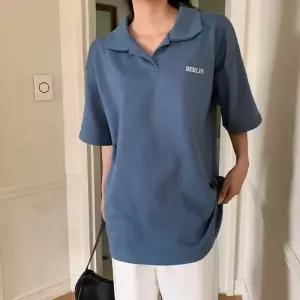 여자 반오픈 카라넥 미니 레터링 롱 반팔 티셔츠