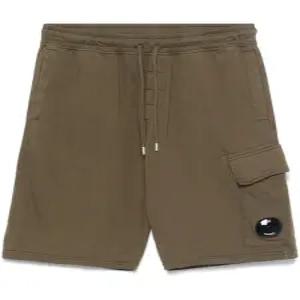25SS 씨피 컴퍼니 라이트 플리스 카고 렌즈 쇼츠 18CMSB069A 002246G 683 IVY GREEN DOM