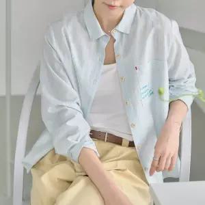 [더나무그림] 여성 포켓 레터링 자수 스트라이프 셔츠 블라우스 NCP4BL010 밀크자수NB