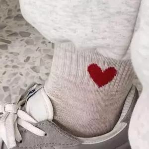 [패션] 여자 패션 양말 하트 학생캐주얼 디자인 중목양말