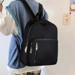 단정 깔끔한 디자인 앞 빅 포켓 포인트 데일리 백팩