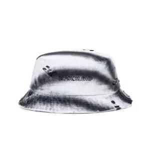 [블랙블론드]BBD Ripped Sprayed Custom Border Graffiti Logo Bucket Hat (White)