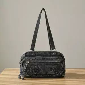 마뗑킴 Matin Kim 마틴 더스트 데님 원 포켓 숄더백 MK2634BG028MBB