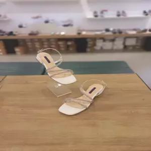 [세라][세라] (2color) 굽 2cm 소가죽  보석 스트랩 스퀘어토  여성 미들  샌들  a23s001 (P003800599)