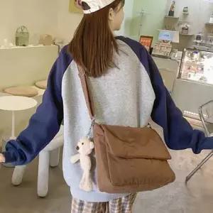 여자 대학생 캠퍼스 엠티 룩 메신저 크로스 백 가방