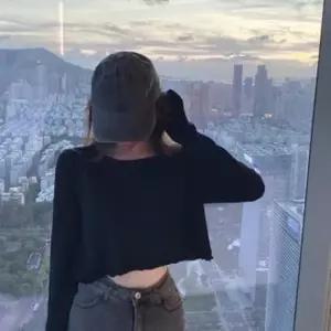 부드러운소재 움직임 디자인 자유로운 하늘하늘하고 크롭티 밑단 셔링 소매 긴팔