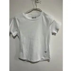 W 에센셜 핏티드 반팔티 SLIM NBNEG2W432 WHITE