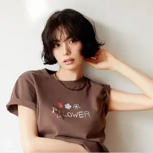 [롯데백화점]플랙 여성 여름 플라워 그래픽 반팔 티셔츠 (PWTI2RSL24W)