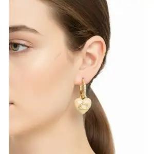 26SS 하트 참 후프 귀걸이 (37415420 GLD655)