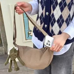 개구리인형 반달 숄더 크로스백 여성 경량 데일리가방 여성캐주얼가방 데일리가방