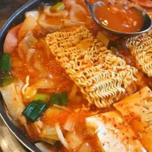[해와바다]의정부 김치 부대찌개 800g 3팩 국물이 끝내주는 부대찌개 터질듯 담은 모듬햄 김치