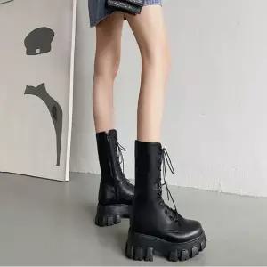 여성 블랙 캐주얼룩 둥근코 키높이 통굽 미들워커 겨울신발