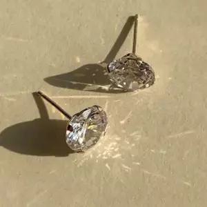 쥬얼리 (925 Silver) Big cubic earrings E 109
