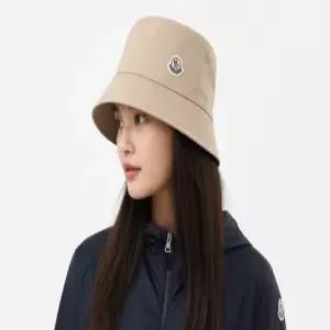몽클레어5S 3B00025 5983X 226 로고 패치 버킷햇 베이지