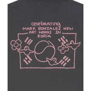 [마크곤잘레스] MARK GONZALES 코리아 에디션 태극기 그래픽 반팔 티셔츠 - CHARCOAL Z262UST40009
