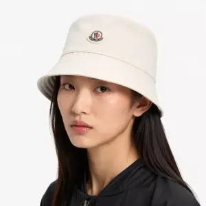 몽클레어 로고 패치 여성 버킷햇 3B00025-5983X-050