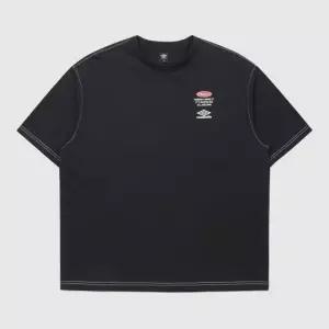 엄브로 크리스피 타슬란 로고 반팔 티셔츠 UR224CRS59 BLACK