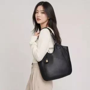 셀린느 여성 메오 소프트 레더 토트백 블랙) 119353DPJ 38NO