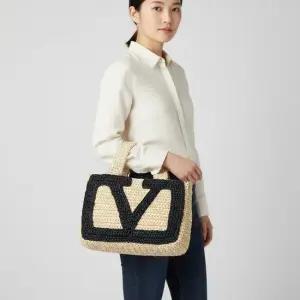 발렌티노 26SS Garavani Viva Superstar Small Shopping Bag In Raffia 8W2B0S12 QET EX9)