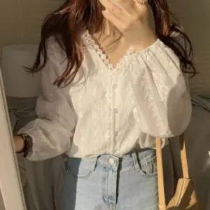 (색상 본품 FREE)여성 캐주얼 브이넥 봄가을 레이스 블라우스 펀칭 여름소재