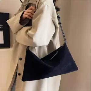 가벼운 스웨이드 소재 멋스러운 데일리 크로스 숄더백