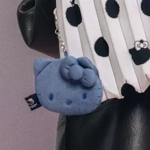 국내 정품 조셉앤스테이시 Denim Mini Pouch Hello Kitty Washed Blue (JSQ09PCFF2BU)