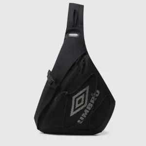엄브로 슬링백 B1 UR223CBG55 BLK0 LGR0