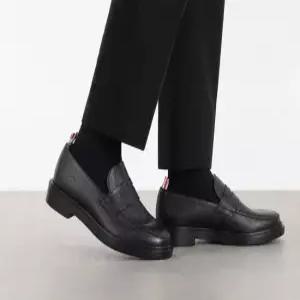 톰브라운 페블 그레인 삼선탭 MFD054G 00198 001 남성 페니 로퍼