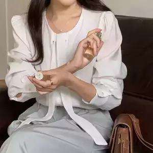 [코코블랑] [코코메이드]킨스 글로시 리보닝 블라우스