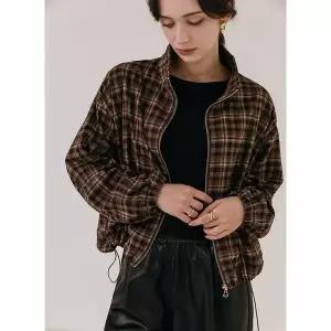 [하프클럽/막스까르띠지오]브라우니 체크 하이넥 볼륨 점퍼