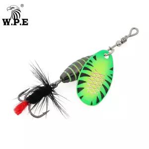 W.P.E 1pcs 스피너 루어 3.7g/5.3g/8.2g/10.5g 미끼 금속 황동 스푼 하드 깃털 트레블 훅 가짜 낚시 태클
