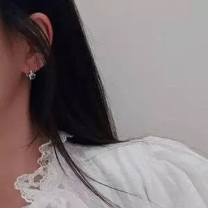 실버925 국내제작 블링블링 별빛 에메랄드 포인트 별 모양 귀걸이