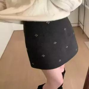 치마 여사친 모직 출근룩 정장 차콜 자수 A라인 트렌드 스포M1