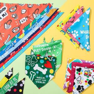 100pcs 개 Bandanas 대량 발 인쇄 프린팅 스카프 Bibs 강아지 애완동물 캡션 동물 조절식 빨  삼각형
