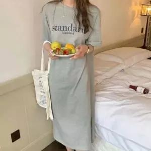 [하프클럽/]슬립웨어 드레스일상 데일리룩 로고프린트 숏티 롱라인 슬릿디