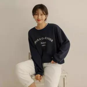 [엘리시아] 데린 자수 레터링 맨투맨 티