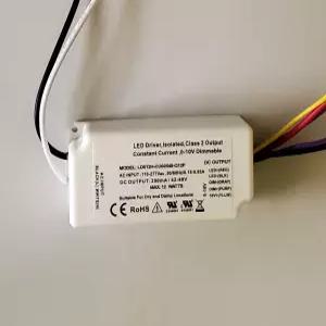 트라이악 디밍 변압기가 장착된 아이언스미스 조명 제품 LED 드라이버 - 효율적인 120볼트 AC 입력