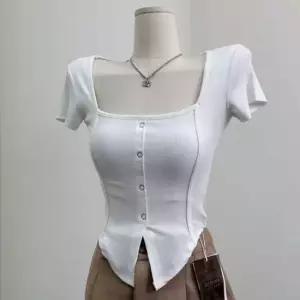 비욘드라이프 스퀘어넥 골지 버튼 슬림핏 크롭 티셔츠 1008376