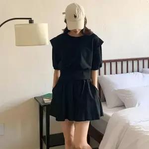 여성 라운드넥 주름소매 심플 맨투맨 플레어 반바지