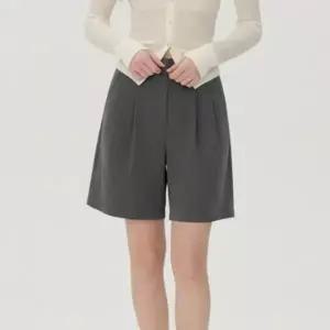 여성 정장 반바지 A라인 투핀턱 밴딩 하프 슬랙스