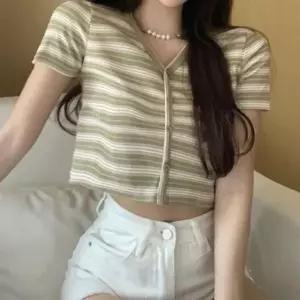 [하프클럽/셀러허브_여성트랜드패션]캐주얼 휴가룩 스트라이프 단추 크롭